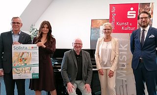 Stellen das Benefizkonzert "Solista 2024" vor: Markus Hannig (v. l., Rotary Club Lübbecke), Krystsina Chabrouskaya (SPK/Stiftung), Heinz-Hermann Grube (Begabtenförderung und Rotary Club Lübbecke), Bärbel Kloss (SPK/Stiftung) und Thomas Beuchel (SPK/Stiftung). - Sparkasse Minden-Lübbecke Stellen das Benefizkonzert "Solista 2024" vor: Markus Hannig (v. l., Rotary Club Lübbecke), Krystsina Chabrouskaya (SPK/Stiftung), Heinz-Hermann Grube (Begabtenförderung und Rotary Club Lübbecke), Bärbel Kloss (SPK/Stiftung) und Thomas Beuchel (SPK/Stiftung). - Sparkasse Minden-Lübbecke