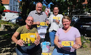 Freuen sich auf die nächste Runde Leseförderung unter dem Motto Achtung, Wolf!: Bürgermeister Rüdiger Meier (v. l.), Hans-Gerd Busse, Annika Honermeier und Sarah Sudek. - Alexandra Stratmeier Freuen sich auf die nächste Runde Leseförderung unter dem Motto Achtung, Wolf!: Bürgermeister Rüdiger Meier (v. l.), Hans-Gerd Busse, Annika Honermeier und Sarah Sudek. - Alexandra Stratmeier