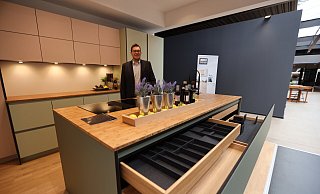 Die erste nachhaltige Küche aus Wulferdingsen steht im Ausstellungsraum der Firma Beeck. Juniorchef Tristan Beeck zeigt die Auszüge mit Hanf-Einsätzen. - Nicole Sielermann Die erste nachhaltige Küche aus Wulferdingsen steht im Ausstellungsraum der Firma Beeck. Juniorchef Tristan Beeck zeigt die Auszüge mit Hanf-Einsätzen. - Nicole Sielermann