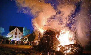 Funken sprühen in die Nacht, als das Osterfeuer an der Wassermühle zu Bentrup so richtig in Fahrt kommt - drumherum stehen und sitzen Menschen, die den lauen Abend genießen. - Barbara Franke Funken sprühen in die Nacht, als das Osterfeuer an der Wassermühle zu Bentrup so richtig in Fahrt kommt - drumherum stehen und sitzen Menschen, die den lauen Abend genießen. - Barbara Franke