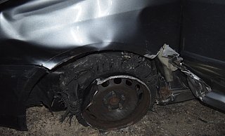 Das Polizeifoto zeigt das zerstörte Vorderrad des Unfallautos. Der Fahrer fuhr auf der Felge bis zu einem Hof in Halstern und verschwand. - Polizei Herford Das Polizeifoto zeigt das zerstörte Vorderrad des Unfallautos. Der Fahrer fuhr auf der Felge bis zu einem Hof in Halstern und verschwand. - Polizei Herford