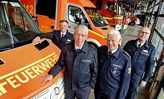 Feuerwehramtsleiter Hans-Dieter Mühlenweg (r.) begrüßt mit Detlev Eickelmann, Gesamtsprecher der Freiwilligen Feuerwehr (l.) den neuen Feuerwehrseelsorger, Pfarrer Hubert Maus (2.v.l.).. Pfarrer Hermann Rottmann freut sich über die Verstärkung. Foto: Barbara Franke - Barbara Franke Feuerwehramtsleiter Hans-Dieter Mühlenweg (r.) begrüßt mit Detlev Eickelmann, Gesamtsprecher der Freiwilligen Feuerwehr (l.) den neuen Feuerwehrseelsorger, Pfarrer Hubert Maus (2.v.l.).. Pfarrer Hermann Rottmann freut sich über die Verstärkung. Foto: Barbara Franke - Barbara Franke