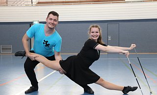 Michel Mindak und Schwester Luca Milana betreiben beide das Twirling. Das ist das Tanzen mit den Störkern, auf die sich Luca Milana Mindak auf dem Bild stützt. - Lena Kley Michel Mindak und Schwester Luca Milana betreiben beide das Twirling. Das ist das Tanzen mit den Störkern, auf die sich Luca Milana Mindak auf dem Bild stützt. - Lena Kley