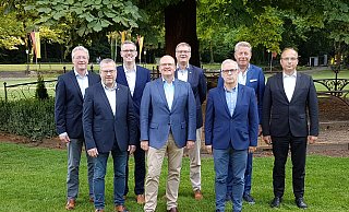 Vorfreude aufs Schützenfest (v.l.): Hauptleute Peter Disselnmeyer (Heide-Kompanie), Andreas Kneer (Königsträsser), Rendant Frank Langenhorst, Oberst Thomas Spieker, Oberstleutnant Bernd Zengerling, Hautpleute Rüdiger Uhle (Western), Jürgen Lutter (Kämper) und Hubert Salmen (Maspern). - Birger Berbüsse Vorfreude aufs Schützenfest (v.l.): Hauptleute Peter Disselnmeyer (Heide-Kompanie), Andreas Kneer (Königsträsser), Rendant Frank Langenhorst, Oberst Thomas Spieker, Oberstleutnant Bernd Zengerling, Hautpleute Rüdiger Uhle (Western), Jürgen Lutter (Kämper) und Hubert Salmen (Maspern). - Birger Berbüsse