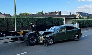 Mit Wucht prallte der Lexus gegen den geparkten Auflieger. Die Anwohner des Heideblümchenweges hatten es vorausgeahnt. - privat Mit Wucht prallte der Lexus gegen den geparkten Auflieger. Die Anwohner des Heideblümchenweges hatten es vorausgeahnt. - privat