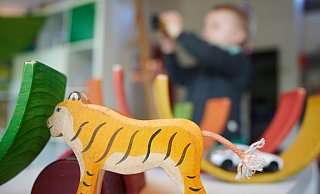 Die Elternbeiträge für Kindertageseinrichtungen sollen neu gestaffelt werden. Die Neuordnung soll der Stadtrat beschließen. - Bernd Thissen/dpa Die Elternbeiträge für Kindertageseinrichtungen sollen neu gestaffelt werden. Die Neuordnung soll der Stadtrat beschließen. - Bernd Thissen/dpa