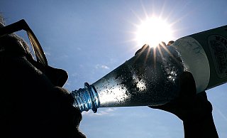 Einfacher, aber wirksamer Tipp der Mediziner: viel trinken - am besten Wasser. - dpa/Oliver Berg Einfacher, aber wirksamer Tipp der Mediziner: viel trinken - am besten Wasser. - dpa/Oliver Berg