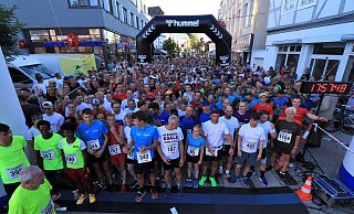 796 Teilnehmer warten auf der Marktstraße Höxter auf den Startschuss. - David Schellenberg 796 Teilnehmer warten auf der Marktstraße Höxter auf den Startschuss. - David Schellenberg