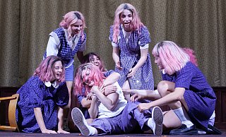 Sie alle sind Else: Leena Machielsen, Doréja Atkociunas, Carmen Witt, Ronja Oehler, Chiara Ducomble und Gesa Schermuly in „Else (Someone)“. - Lena Kern Sie alle sind Else: Leena Machielsen, Doréja Atkociunas, Carmen Witt, Ronja Oehler, Chiara Ducomble und Gesa Schermuly in „Else (Someone)“. - Lena Kern
