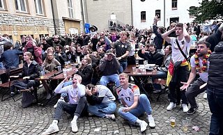 Hunderte Fans schauten das Spiel im Biergarten des Hofbräuhauses am Bielefelder Rathaus. - Barbara Franke Hunderte Fans schauten das Spiel im Biergarten des Hofbräuhauses am Bielefelder Rathaus. - Barbara Franke
