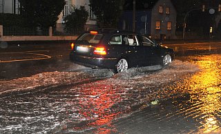 Problematisch wird Starkregen, wenn die Entwässerung überlastet ist - wie auf diesem Bild von 2010, als die Rathenaustraße auf einer Länge von 40 Metern komplett unter Wasser stand. - Archivfoto: Marc Köppelmann Problematisch wird Starkregen, wenn die Entwässerung überlastet ist - wie auf diesem Bild von 2010, als die Rathenaustraße auf einer Länge von 40 Metern komplett unter Wasser stand. - Archivfoto: Marc Köppelmann