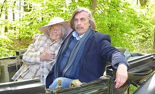 Besonderer Ausflug: Zum 104. Geburtstag schenkte die BfGT ihrem ältesten Mitglied eine Kutschfahrt; ihr Sohn, der Bürgermeister, begleitete sie. - BfGT Besonderer Ausflug: Zum 104. Geburtstag schenkte die BfGT ihrem ältesten Mitglied eine Kutschfahrt; ihr Sohn, der Bürgermeister, begleitete sie. - BfGT