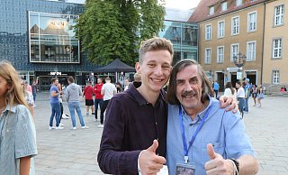Das Foto von Bürgermeister Norbert Morkes (rechts) mit FFF-Aktivist Stefan Schneidt wird im Netz von vielen Lesern diskutiert. - Robert Becker Das Foto von Bürgermeister Norbert Morkes (rechts) mit FFF-Aktivist Stefan Schneidt wird im Netz von vielen Lesern diskutiert. - Robert Becker