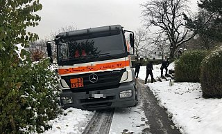 Seit etwa 12 Uhr steht der Tanklaster in Häverstedt am Jägerweg und kommt nicht weg. Eine größere Bergungsaktion wird in die Wege geleitet. - Polizei Minden-Lübbecke Seit etwa 12 Uhr steht der Tanklaster in Häverstedt am Jägerweg und kommt nicht weg. Eine größere Bergungsaktion wird in die Wege geleitet. - Polizei Minden-Lübbecke