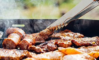 Ein stark rauchender Grill löst einen Feuerwehreinsatz aus. - Symbolbild: Pixabay Ein stark rauchender Grill löst einen Feuerwehreinsatz aus. - Symbolbild: Pixabay