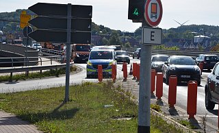 An der Portaner Weserbrücke sperrte zunächst die Polizei die Zufahrt. Der Verkehr wurde über die Portastraße nach Minden umgeleitet. - Maxiliam Hampel An der Portaner Weserbrücke sperrte zunächst die Polizei die Zufahrt. Der Verkehr wurde über die Portastraße nach Minden umgeleitet. - Maxiliam Hampel