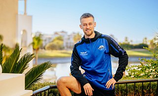 Sebastian Klaas nimmt sich vor der ersten Trainingseinheit des Tages die Zeit für einen kleinen Fototermin auf der Terrasse des Teamhotels. - Besim Mazhiqi Sebastian Klaas nimmt sich vor der ersten Trainingseinheit des Tages die Zeit für einen kleinen Fototermin auf der Terrasse des Teamhotels. - Besim Mazhiqi
