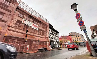 In Sichtweite: Das Haus an der Westerbachstraße (vorn) wurde an Weihnachten durch ein Feuer schwer beschädigt, die Stadtvilla im Hintergrund sechs Wochen zuvor. - David Schellenberg In Sichtweite: Das Haus an der Westerbachstraße (vorn) wurde an Weihnachten durch ein Feuer schwer beschädigt, die Stadtvilla im Hintergrund sechs Wochen zuvor. - David Schellenberg