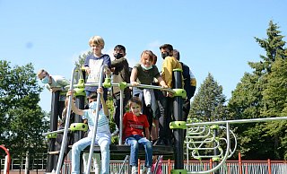 Die Fünftklässler spielten während der Eröffnungszeremonie auf dem neuen Klettergerüst. - Sven Hauhart Die Fünftklässler spielten während der Eröffnungszeremonie auf dem neuen Klettergerüst. - Sven Hauhart