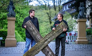 Benjamin Ibler (Abschnittsleiter Tierpark, l.) und Herbert Linnemann (Leiter Forsten und Tierpark) am Eingang mit Balken des Holzzaunes, der abgebaut wird. Sie freuen sich über den neuen festen Zaun, der jetzt kommt, weil er zum Wohl der Tiere ist. - Sarah Jonek Fotografie Benjamin Ibler (Abschnittsleiter Tierpark, l.) und Herbert Linnemann (Leiter Forsten und Tierpark) am Eingang mit Balken des Holzzaunes, der abgebaut wird. Sie freuen sich über den neuen festen Zaun, der jetzt kommt, weil er zum Wohl der Tiere ist. - Sarah Jonek Fotografie