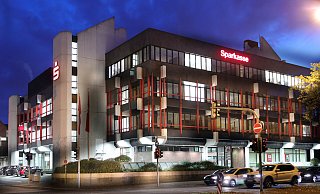 Die Sparkasse will die Hauptstelle Auf der Freiheit perspektivisch verkaufen. Das Geldinstitut hat das Archimedes-Gebäude an der Engerstraße erworben. - FRANK-MICHAEL KIEL-STEINKAMP Die Sparkasse will die Hauptstelle Auf der Freiheit perspektivisch verkaufen. Das Geldinstitut hat das Archimedes-Gebäude an der Engerstraße erworben. - FRANK-MICHAEL KIEL-STEINKAMP