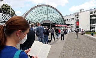 Zur Hochzeit strömten mehr als 2.000 Menschen täglich ins Impfzentrum. - Wolfgang Rudolf Zur Hochzeit strömten mehr als 2.000 Menschen täglich ins Impfzentrum. - Wolfgang Rudolf