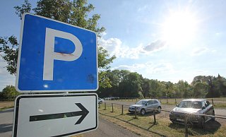 Noch weist ein großes Schild auf die nächste und einzige Parkmöglichkeit an der Aqua Magica hin. Geht es nach dem neuen Eigentümer, könnte sich das bald ändern. - Ulf Hanke Noch weist ein großes Schild auf die nächste und einzige Parkmöglichkeit an der Aqua Magica hin. Geht es nach dem neuen Eigentümer, könnte sich das bald ändern. - Ulf Hanke