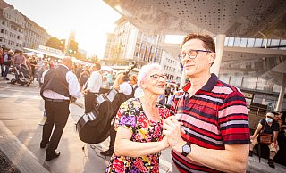 Hanne und Bernd Reimann bei einem Tänzchen auf dem Jahnplatz. - Mike-Dennis Müller / www.mdm.photo Hanne und Bernd Reimann bei einem Tänzchen auf dem Jahnplatz. - Mike-Dennis Müller / www.mdm.photo