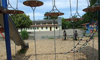 Die Grundchule Isenstedt mi Blick vom großen Spiel-und Erlebnisbereich auf den Schulhof und Teile der Gebäude. In den Ferien ist die Schule natürlich verwaist. - Karsten Schulz Die Grundchule Isenstedt mi Blick vom großen Spiel-und Erlebnisbereich auf den Schulhof und Teile der Gebäude. In den Ferien ist die Schule natürlich verwaist. - Karsten Schulz