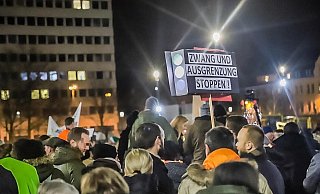 Rund 3.000 Menschen gehen am Freitag aus unterschiedlichsten Gründen gegen Corona und das Impfen auf die Straße. Ein Teil der Demonstranten widersetzt sich den Anordnungen, es kommt zu chaotischen Szenen in der Bielefelder Innenstadt. - Charlotte Mahncke Rund 3.000 Menschen gehen am Freitag aus unterschiedlichsten Gründen gegen Corona und das Impfen auf die Straße. Ein Teil der Demonstranten widersetzt sich den Anordnungen, es kommt zu chaotischen Szenen in der Bielefelder Innenstadt. - Charlotte Mahncke