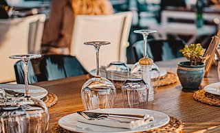 Die Gastro-Branche hat es derzeit generell nicht leicht - und jetzt gibt es offenbar auch noch drei Wasserschäden gleichzeitig. - Symbolbild: Unsplash Die Gastro-Branche hat es derzeit generell nicht leicht - und jetzt gibt es offenbar auch noch drei Wasserschäden gleichzeitig. - Symbolbild: Unsplash