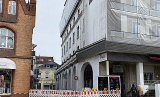 Nach dem letzten Steinschlag von Montag war die Paul-Baehr-Straße auf ganzer Breite abgesperrt, Fußgängern blieb nur der Gang unter den Kolonnaden. - Nicole Sielermann Nach dem letzten Steinschlag von Montag war die Paul-Baehr-Straße auf ganzer Breite abgesperrt, Fußgängern blieb nur der Gang unter den Kolonnaden. - Nicole Sielermann