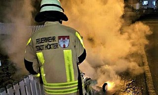 Die Feuerwehr am Samstagabend beim Einsatz. - FFW Die Feuerwehr am Samstagabend beim Einsatz. - FFW