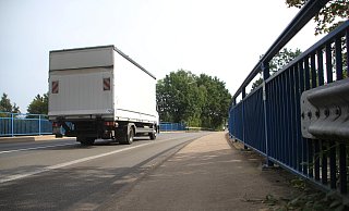 Dieser Lkw darf die Brücke an der Weseler Straße künftig noch passieren. Für Brummis, die schwerer als 16 Tonne sind, wird die Durchfahrt verboten. Sie werden durch das Stadtgebiet umgeleitet. - Florian Weyand Dieser Lkw darf die Brücke an der Weseler Straße künftig noch passieren. Für Brummis, die schwerer als 16 Tonne sind, wird die Durchfahrt verboten. Sie werden durch das Stadtgebiet umgeleitet. - Florian Weyand