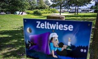 Ein Campingurlaub will gut vorbereitet sein. Schon der Wahl des Zeltplatzes spielt eine große Rolle. - picture alliance/dpa Ein Campingurlaub will gut vorbereitet sein. Schon der Wahl des Zeltplatzes spielt eine große Rolle. - picture alliance/dpa