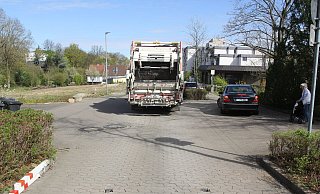 Freie Fahrt für die Müllabfuhr, aber nicht für einen Rettungswagen: Karfreitag musste ein Krankentransport aus Vlotho hier umdrehen, weil die Besatzung die festgeschweißten Pfosten nicht entfernen konnte. - Ulf Hanke Freie Fahrt für die Müllabfuhr, aber nicht für einen Rettungswagen: Karfreitag musste ein Krankentransport aus Vlotho hier umdrehen, weil die Besatzung die festgeschweißten Pfosten nicht entfernen konnte. - Ulf Hanke