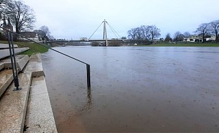Teile der Weserpromenade in Höxter stehen wieder unter Wasser. - David Schellenberg Teile der Weserpromenade in Höxter stehen wieder unter Wasser. - David Schellenberg