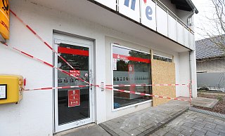 Vergeblich: Die Sparkassenfiliale in Dehme ist kaputt, Beute machten die drei Männer im schwarzen VW-Golf aber nicht. - Nicole Sielermann Vergeblich: Die Sparkassenfiliale in Dehme ist kaputt, Beute machten die drei Männer im schwarzen VW-Golf aber nicht. - Nicole Sielermann
