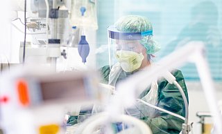 In Bielefeld hat sich die Zahl der Covid-19-Patienten in den Kliniken innerhalb von zwei Tagen deutlich gesteigert. Menschen müssen wieder beatmet werden. - Verwendung weltweit In Bielefeld hat sich die Zahl der Covid-19-Patienten in den Kliniken innerhalb von zwei Tagen deutlich gesteigert. Menschen müssen wieder beatmet werden. - Verwendung weltweit