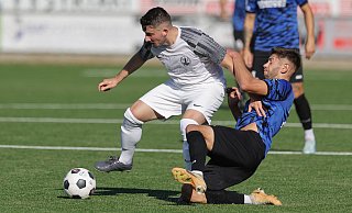Nuri Konak (Lohe) gegen Ilja Nepke (SV). Der SV Avenwedde setzt sich beherzt gegen den TuS Lohe durch. - Benjamin Bueschenfeld | benjamin@sportfoto-owl.de Nuri Konak (Lohe) gegen Ilja Nepke (SV). Der SV Avenwedde setzt sich beherzt gegen den TuS Lohe durch. - Benjamin Bueschenfeld | benjamin@sportfoto-owl.de