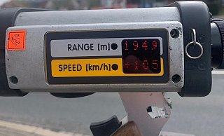 Mit einer solchen Laserpistole erfassten die Polizisten den Mercedes in 194,9 Metern Entfernung mit 105 km/h. - Polizei Mit einer solchen Laserpistole erfassten die Polizisten den Mercedes in 194,9 Metern Entfernung mit 105 km/h. - Polizei