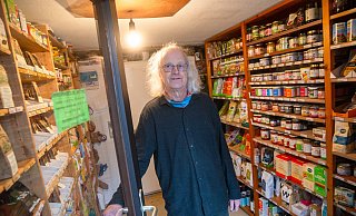 Rudolf Döhr berteibt den Bioladen "Regenwurm" seit 1979. Jetzt verkleinerte er den Laden auf eine Verkaufsfläche von zehn Quadratmetern. Doch das soll sich bald wieder ändern. - Ralf Bittner Rudolf Döhr berteibt den Bioladen "Regenwurm" seit 1979. Jetzt verkleinerte er den Laden auf eine Verkaufsfläche von zehn Quadratmetern. Doch das soll sich bald wieder ändern. - Ralf Bittner