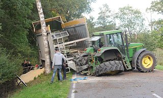 Bei dem Unglück auf der Niedermehner Straße dürfte erheblicher Sachschaden entstanden sein. - Joern Spreen-Ledebur Bei dem Unglück auf der Niedermehner Straße dürfte erheblicher Sachschaden entstanden sein. - Joern Spreen-Ledebur