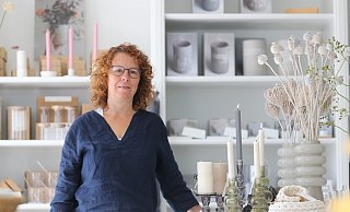 Monica Rückl (55) hat ihren Umzug in die neuen Geschäftsräume im Elsbach-Haus vollendet und freut sich auf die Neueröffnung am 2. August. - Claus Frickemeier Monica Rückl (55) hat ihren Umzug in die neuen Geschäftsräume im Elsbach-Haus vollendet und freut sich auf die Neueröffnung am 2. August. - Claus Frickemeier