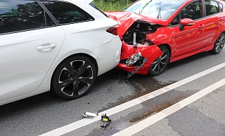 Der Ford, in dem auch der Säugling mitfuhr, fuhr auf den vorausfahrenden Cupra auf. - Polizei Der Ford, in dem auch der Säugling mitfuhr, fuhr auf den vorausfahrenden Cupra auf. - Polizei