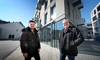 Ralph Schubert (r.) eröffnet gemeinsam mit seinem Betriebsleiter aus dem „Alex“, Ahmet Göceci, in Kürze das Restaurant „Moto 59“ im noch jungen Kaiserquartier. Drinnen wie draußen wird des 120 Sitzplätze geben. - Andreas Frücht Ralph Schubert (r.) eröffnet gemeinsam mit seinem Betriebsleiter aus dem „Alex“, Ahmet Göceci, in Kürze das Restaurant „Moto 59“ im noch jungen Kaiserquartier. Drinnen wie draußen wird des 120 Sitzplätze geben. - Andreas Frücht