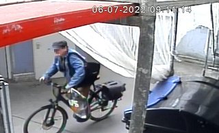 Der mutmaßliche Fahrraddieb samt Beute beim Verlassen des Tatorts. - privat Der mutmaßliche Fahrraddieb samt Beute beim Verlassen des Tatorts. - privat