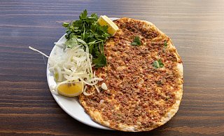 Zum Standardprogramm gehören auf jeden Fall Börek und Lahmacun, aber auch schmackhafte Besonderheiten wie Acma, Simit, Baklava und Mante. - Symbolfoto/Pixabay Zum Standardprogramm gehören auf jeden Fall Börek und Lahmacun, aber auch schmackhafte Besonderheiten wie Acma, Simit, Baklava und Mante. - Symbolfoto/Pixabay
