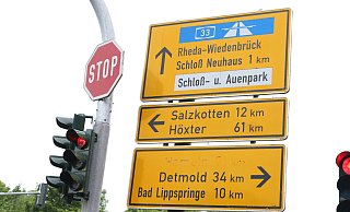 Auf diesem Straßenschild an der Kreuzung Wilhelmshöhe und Heinz-Nixdorf-Ring in Paderborn ist der Ortsname "Hameln" auffällig verblasst. - Rajkumar Mukherjee Auf diesem Straßenschild an der Kreuzung Wilhelmshöhe und Heinz-Nixdorf-Ring in Paderborn ist der Ortsname "Hameln" auffällig verblasst. - Rajkumar Mukherjee