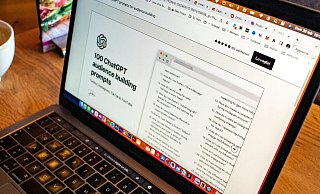 Das KI-Programm ChatGPT beantwortet Fragen zu jedem Thema und schreibt in wenigen Sekunden eine zwölfseitige Facharbeit. - Unsplash Das KI-Programm ChatGPT beantwortet Fragen zu jedem Thema und schreibt in wenigen Sekunden eine zwölfseitige Facharbeit. - Unsplash